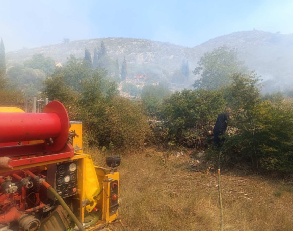 U blizini više sela oko Trebinja aktivni požari (FOTO)