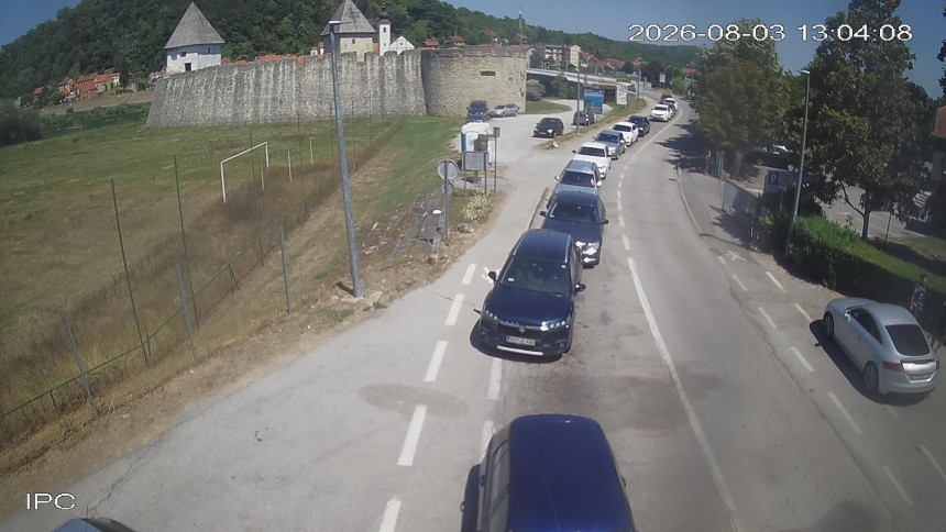 Duge kolone u oba smjera na Izačiću, V. Kladuši i Kostajnici