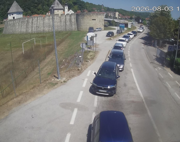 Duge kolone u oba smjera na Izačiću, V. Kladuši i Kostajnici