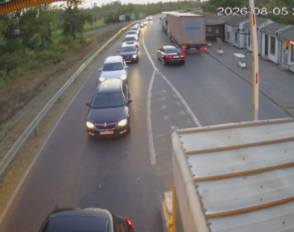 Na izlazu iz zemlje zabilježene duge kolone vozila