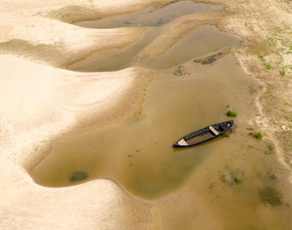 Dunav se povukao, brodovi stali: Ovakve prizore ne pamte ni iskusni kapetani