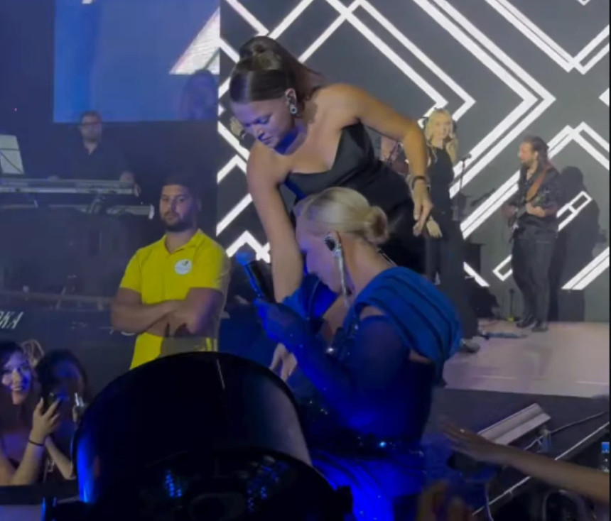 Lepa Brena pala na koncertu u Crnoj Gori (VIDEO)