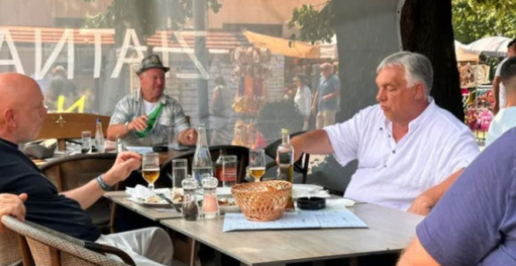 Bivši mađarski premijer uz pečenje i pivo uživa u Guči