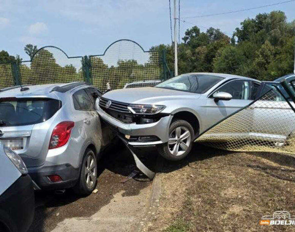 Bijeljina: Nakon sudara vozilo završilo u dvorištu mljekare