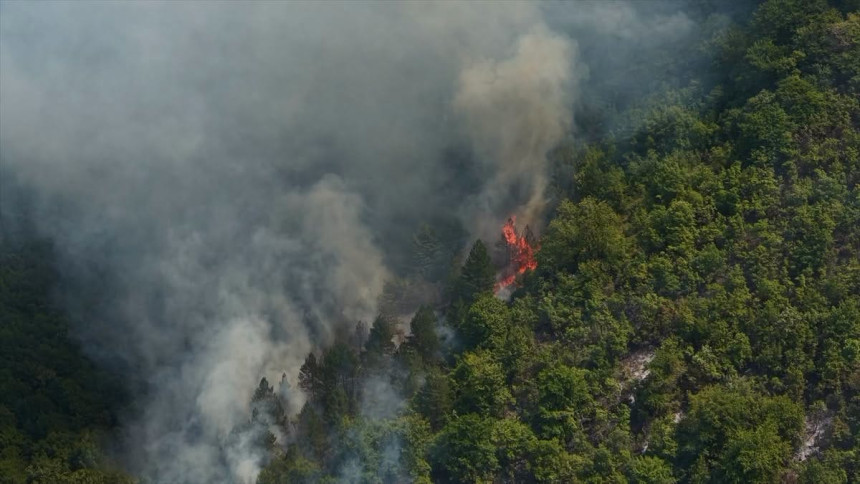 Požar kod Konjica aktivan, na terenu i helikopteri