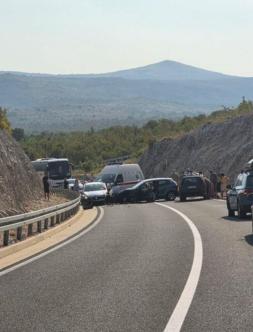 Težak sudar više vozila na putu Stolac - Neum