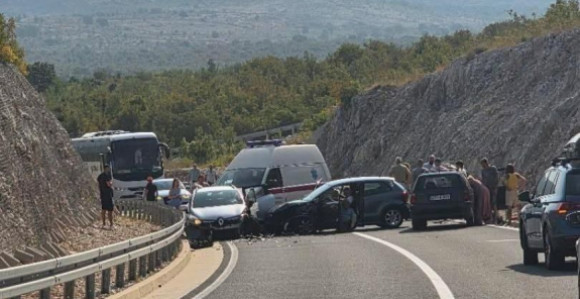 Težak sudar više vozila na putu Stolac - Neum