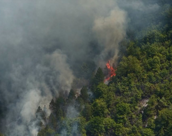 Požar kod Konjica aktivan, na terenu i helikopteri