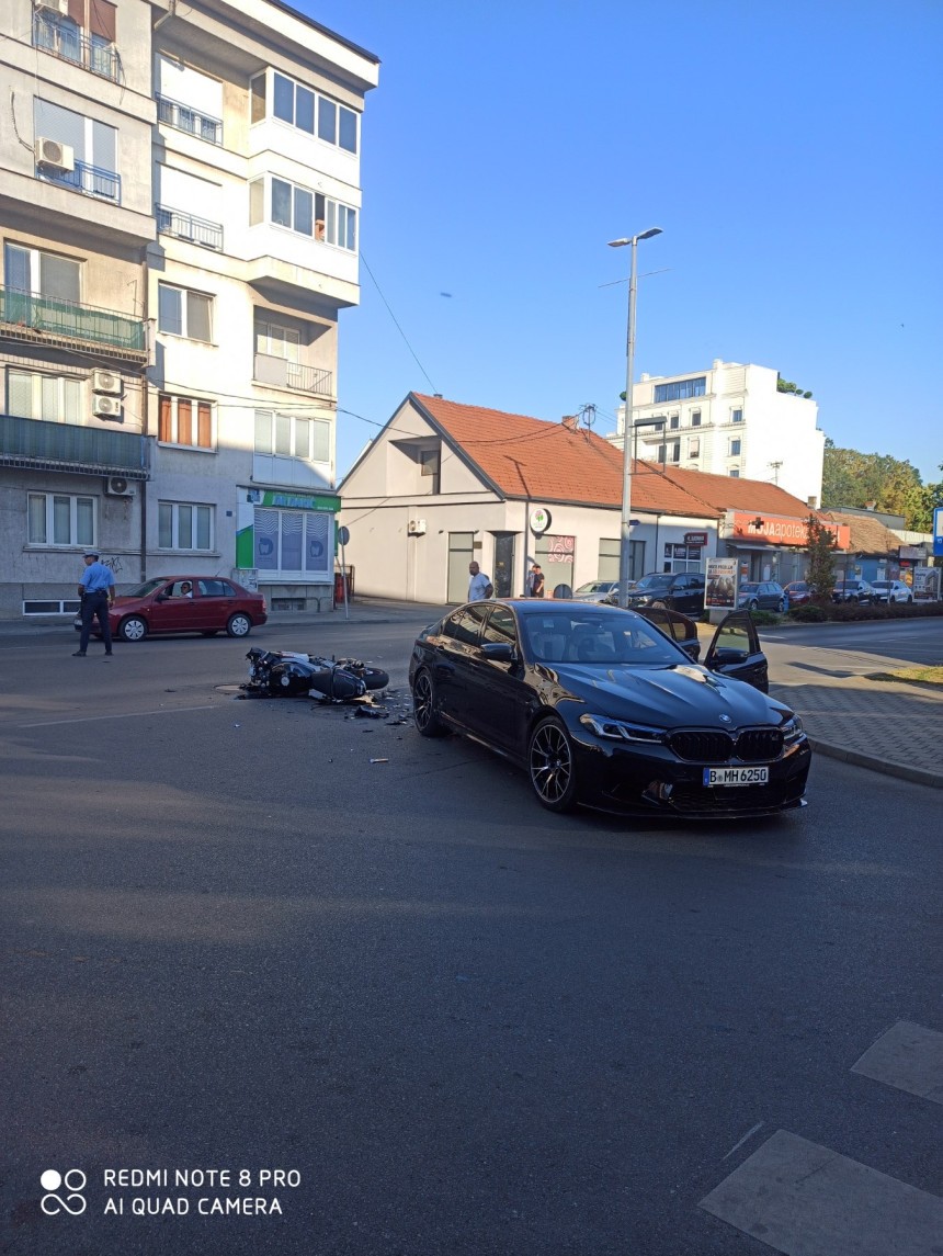 Saobraćajka: Učestvovali motocikl i putnički automobil