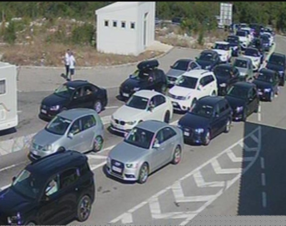 Gužve na granicama: Duge kolone na više prelaza