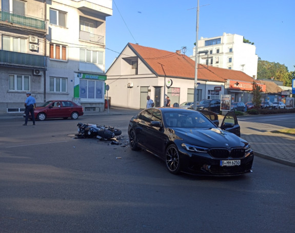 Saobraćajka: Učestvovali motocikl i putnički automobil