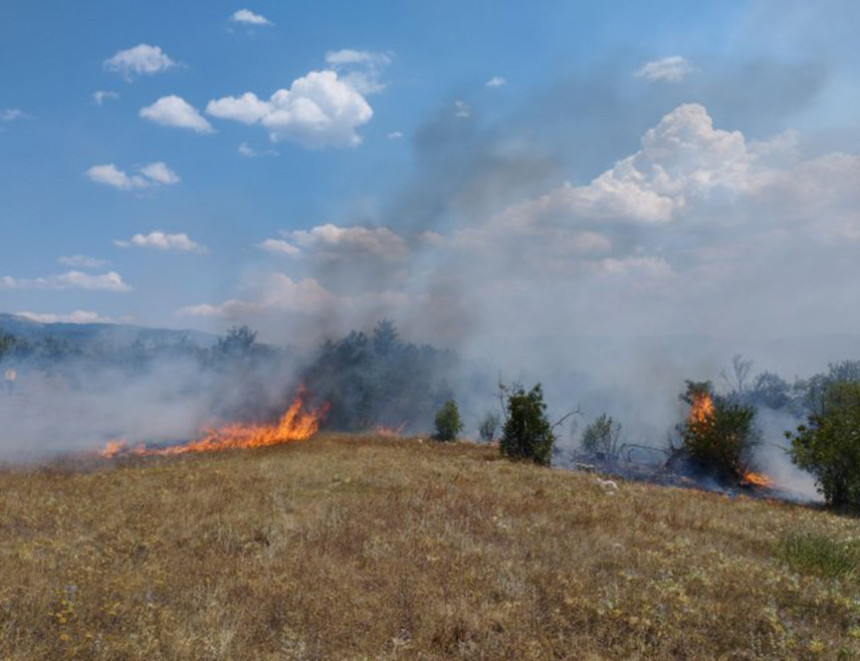 Veći požar u selu Slivlja kod Gacka, izazvan namjerno