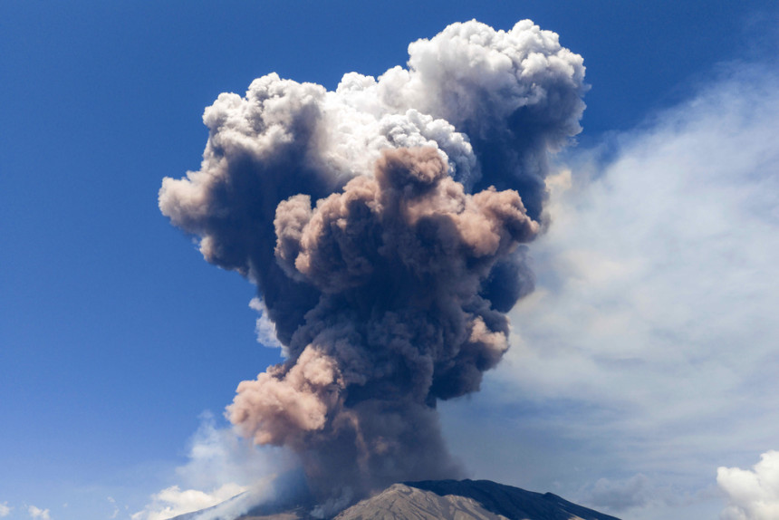 Nema letova na aerodromu u Kataniji, Etna izbacuje pepeo