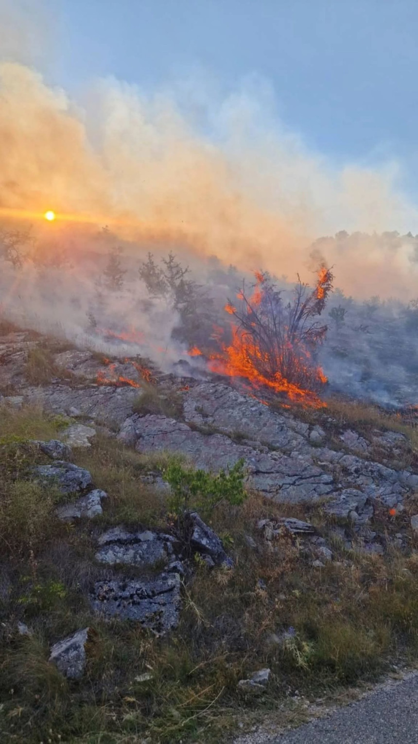 Požar odbijen od kuća u selu Slivlja kod Gacka