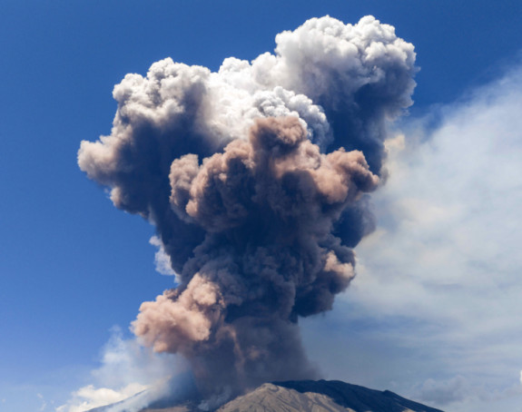Nema letova na aerodromu u Kataniji, Etna izbacuje pepeo