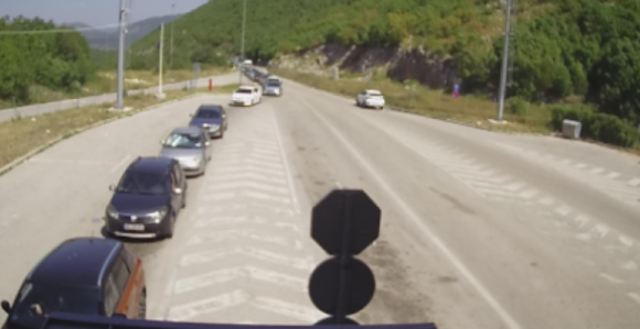 Kilometarske kolone na granici BiH i Crne Gore, čeka se satima
