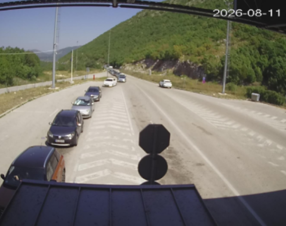 Kilometarske kolone na granici BiH i Crne Gore, čeka se satima