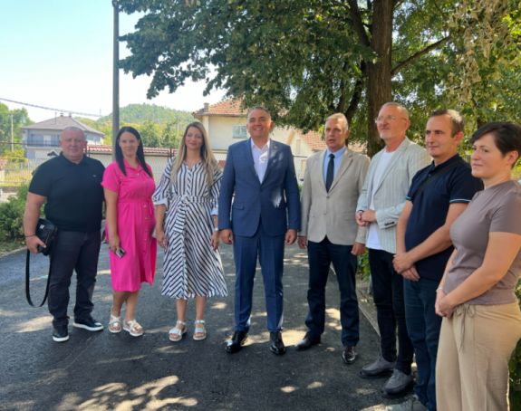 Izborna godina i briga za đake: Minić dijelio udžbenike
