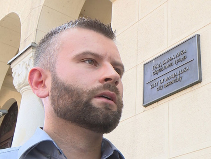 Адвокат осуђен за малверзације сачувао дозволу за рад