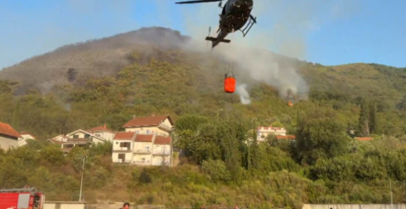 Gori u Herceg Novom i Ulcinju, vatrogasci brane kuće