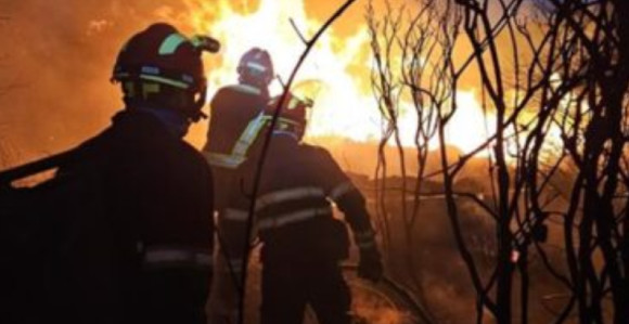 Stotinu vatrogasaca cijele noći branilo kuće, stigli i kanaderi