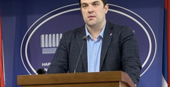 Berjan Dodiku: Možete se kititi brojkama, ali prazne klupe govore sve