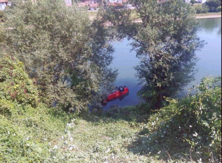 Zvornik: Službeno vozilo Civilne zaštite upalo u Drinu