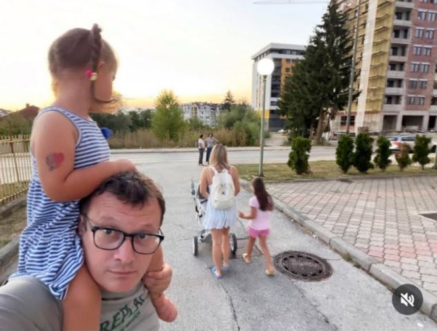 Porodični trenuci: Božović podijelio fotografiju iz šetnje