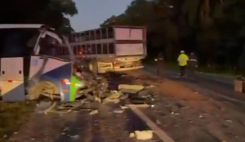 Sudar kamiona i autobusa, poginule najmanje 23 osobe