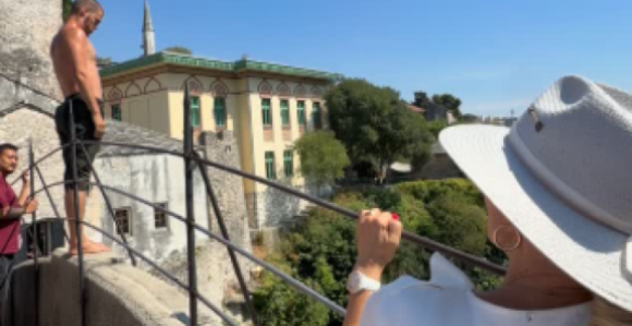 Muškarac zbog Lepe Brene skočio sa Starog mosta u Neretvu
