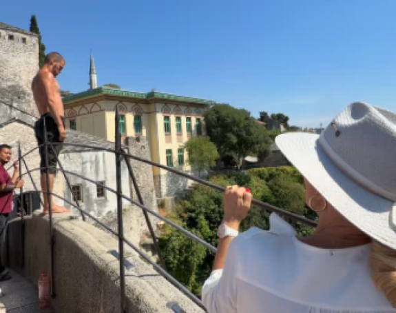 Muškarac zbog Lepe Brene skočio sa Starog mosta u Neretvu