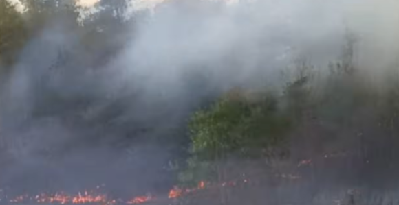 Пожар код Требиња: Ватра близу кућа, ту је и хеликоптер