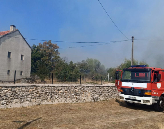 Požar kod Trebinja: Blokiran saobraćaj prema GP Ivanica