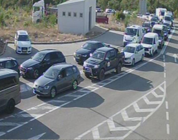 Duža čekanja na graničnim prelazima Hum i Deleuša