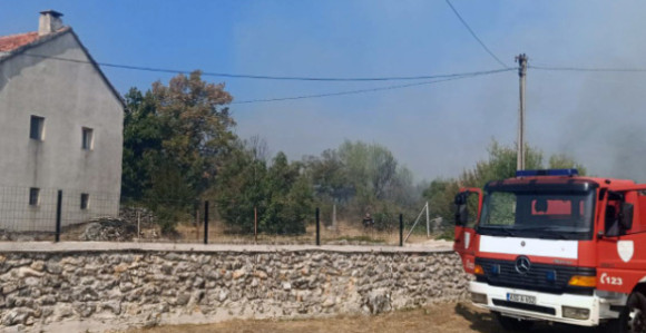 Пожар око Требиња на више локација, стихија се шири
