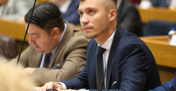 Karanu ne daju da bude predsjednik, ali mora da potpiše OVO