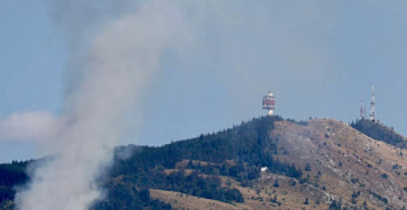 Na Trebeviću izbio požar, vatrogasci na licu mjesta