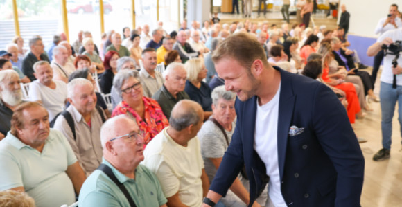 Stanivuković uručio nove karte za besplatan prevoz