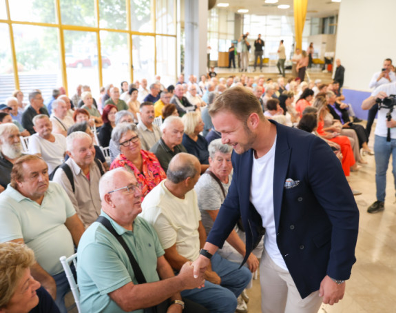 Stanivuković uručio nove karte za besplatan prevoz