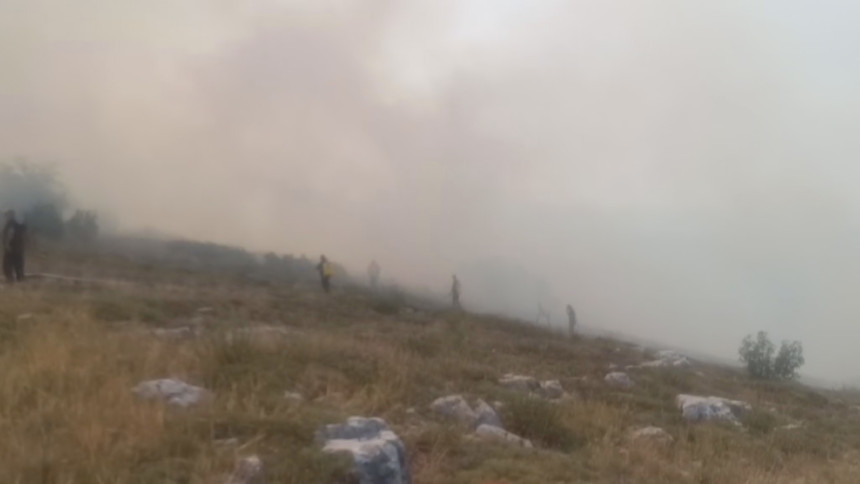 Bolja situacija sa požarima na Zubcima: Sve snage na terenu