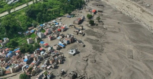 Broj žrtava poplava u Nepalu 162, stotine nestalih ljudi