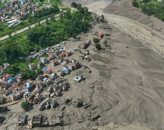 Broj žrtava poplava u Nepalu 162, stotine nestalih ljudi