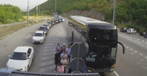 Duge kolone vozila na pojedinim graničnim prelazima