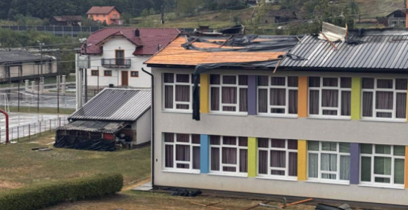Prnjavor: Vjetar oštetio krov škole, grad bez struje