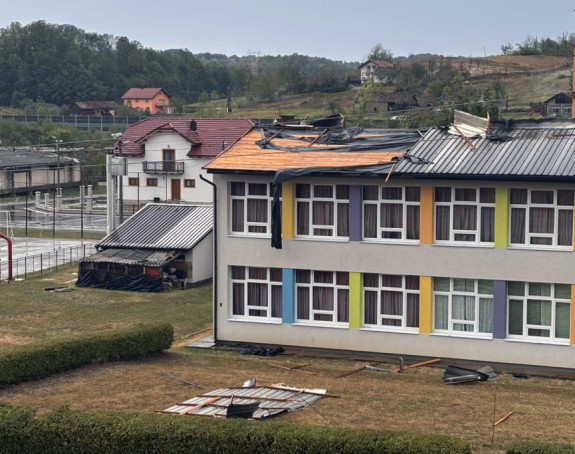 Prnjavor: Vjetar oštetio krov škole, grad bez struje