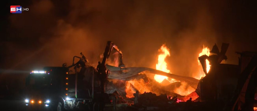 Bijeljina: Vatrogasci se satima bore sa požarom na pilani