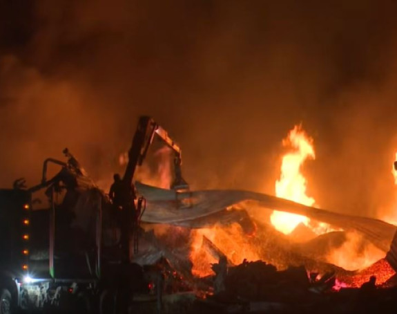 Bijeljina: Vatrogasci se satima bore sa požarom na pilani