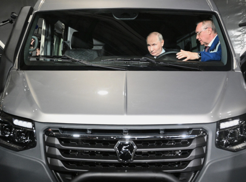 Putinov auto tokom vožnje kroz šumu zaustavio tigar