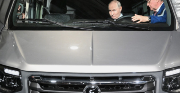 Putinov auto tokom vožnje kroz šumu zaustavio tigar