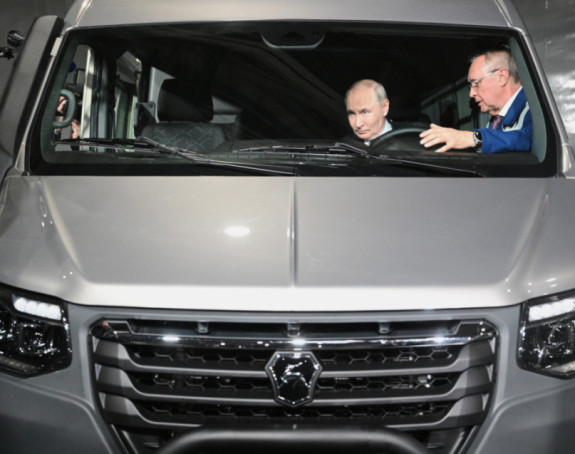 Putinov auto tokom vožnje kroz šumu zaustavio tigar